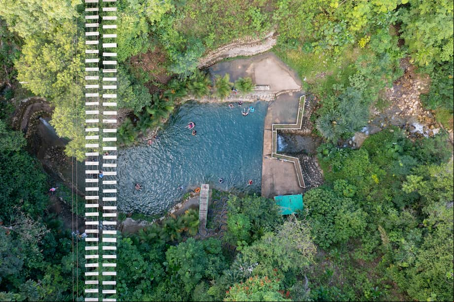 Puente tibetano y piscina ecológica en Oasis Ecopark, uno de los destinos que combina aventura y naturaleza en Tauramena.