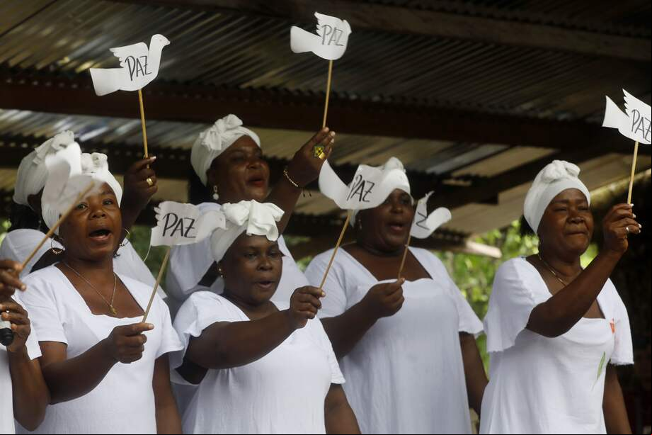 Cantadoras de Pogue, reconocidas por sus interpretaciones de alabaos y cantos tradicionales en el marco de los rituales mortuorios de su comunidad, participan en la conmemoración de los 22 años de la masacre de Bojayá, el 2 de mayo de 2024 en Bojayá (Colombia).
