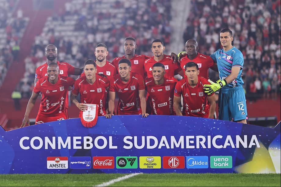 Jugadores de América en la previa del partido contra Huracán.
