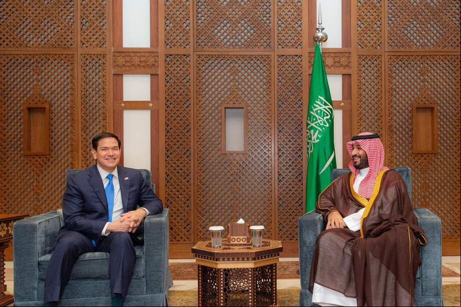 El secretario de Estado de EE. UU., Marco Rubio, en diálogo con el príncipe heredero de Arabia Saudita, Mohammed bin Salman.