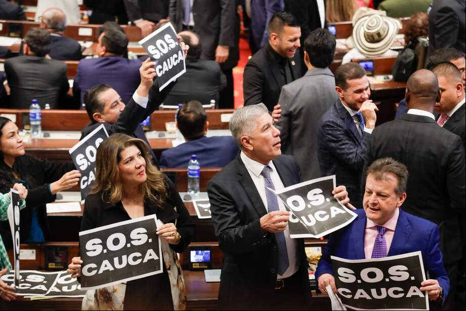Durante la instalación del Congreso, el pasado 20 de julio, senadores levantaron carteles sobre la crisis que vive Cauca en términos de seguridad. EFE/Carlos Ortega