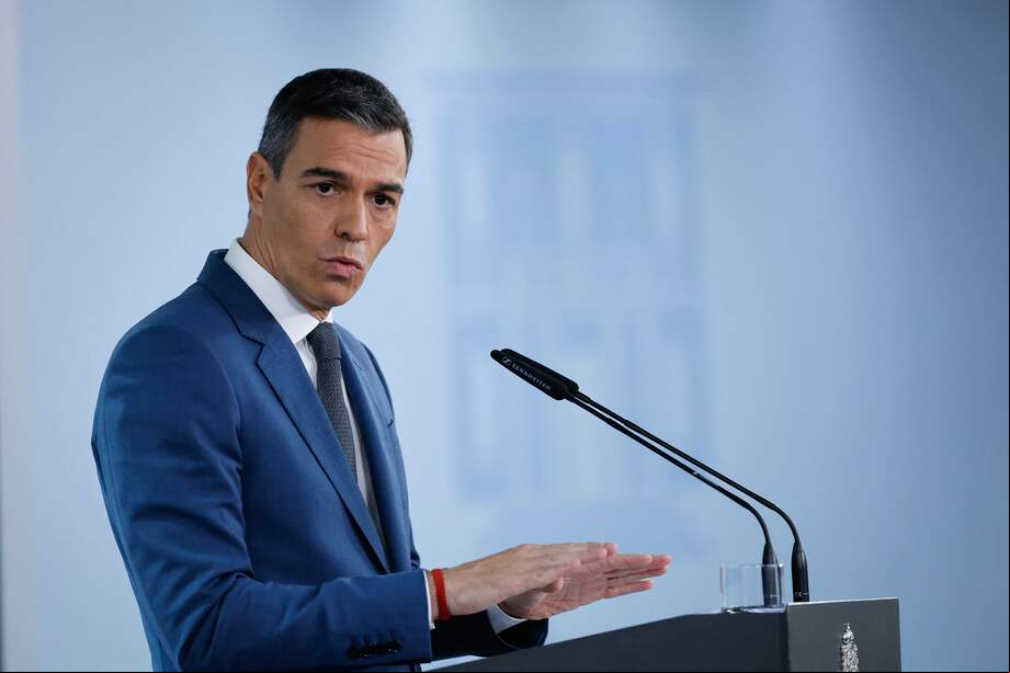 El presidente del gobierno español, Pedro Sanchez, anuncia ayudas para los daminificados por las inundaciones. (Photo by OSCAR DEL POZO / AFP)