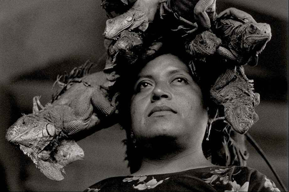 Esta fotografía de Graciela Iturbide se titula "Nuestra Señora de las Iguanas" (1979 Juchitán, Oaxaca, México).
