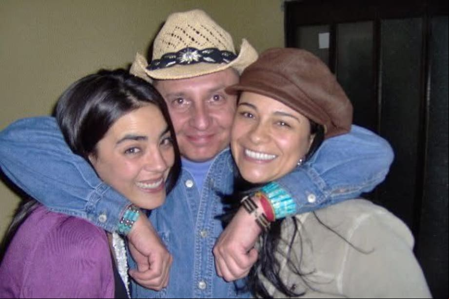 Sandra Reyes, Rafael Uribe y Aura Helena Prada. los tres actores eran amigos cercanos. Rafael murió en pandemia.
