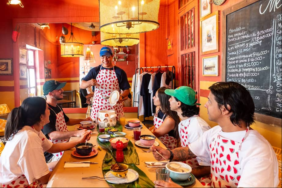 Preparar sopa de ñame tradicional en un restaurante familiar es una de las experiencias gastronómicas más elegidas por los viajares en Airbnb.