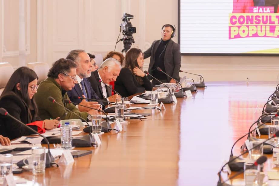 La directora del Dapre, Angie Rodríguez; el presidente Gustavo Petro; el ministro del Interior, Armando Benedetti, y el ministro de Salud, Guillermo Jaramillo durante un consejo de ministros.