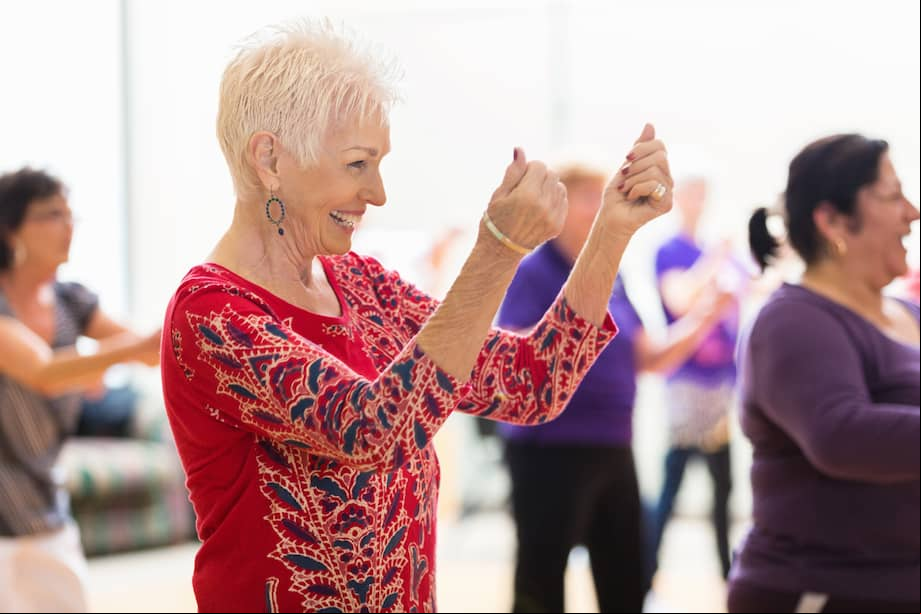 Varias mujeres en una clase de baile