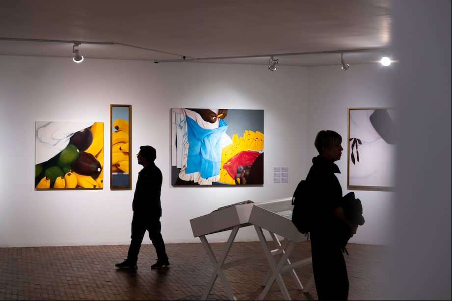 Visitantes durante la inauguración de la exhibición "Desde la ventana. Ana Mercedes Hoyos, una retrospectiva".