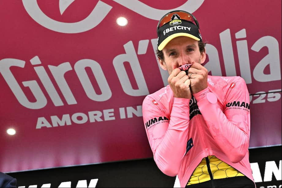El británico Adam Yates, del Team Visma | Lease a Bike, se proclamó campeón del Giro de Italia 2025.