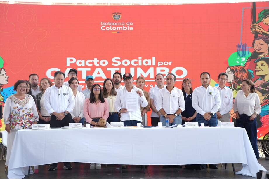 El presidente Petro y sus ministros firmaron pacto por el Catatumbo desde Tibú.