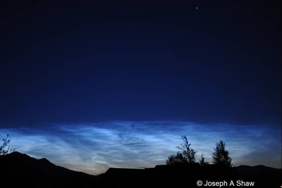 Imagen de las nubes noctilucentes en la ciudad de Bozeman, en Montana, Estados Unidos.
