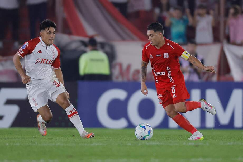 Matko Miljevic (i) de Huracán disputa el balón con Juan Fernando Quintero de América este miércoles, en un partido de la fase de grupos de la Copa Sudamericana entre Huracán y América de Cali en el estadio Tomás A. Ducó en Buenos Aires (Argentina).