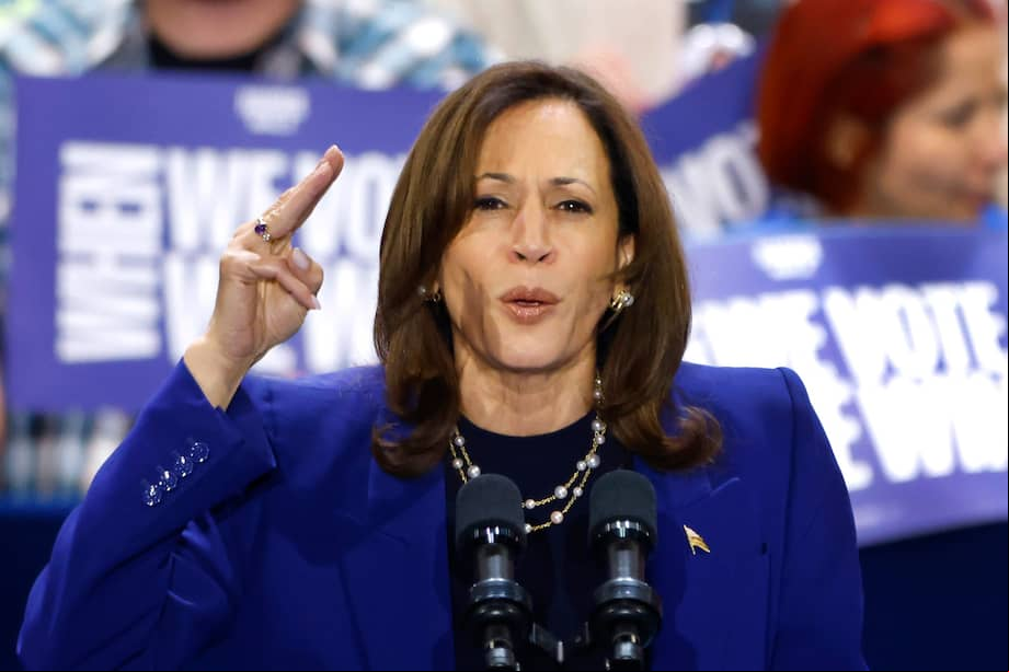La candidata presidencial demócrata a la vicepresidenta de Estados Unidos, Kamala Harris, sube al podio para hablar durante un mitin de campaña en el Parque Regional Craig Ranch en North Las Vegas, Nevada, EE.UU., el 31 de octubre de 2024.