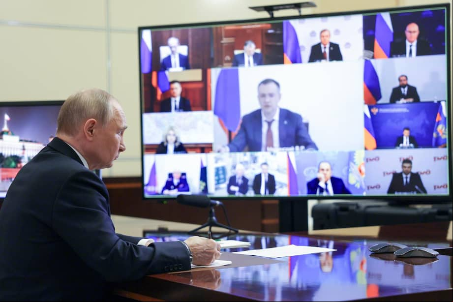 El presidente ruso, Vladimir Putin, preside una reunión con del gobierno por videoconferencia en Novo-Ogaryovo.