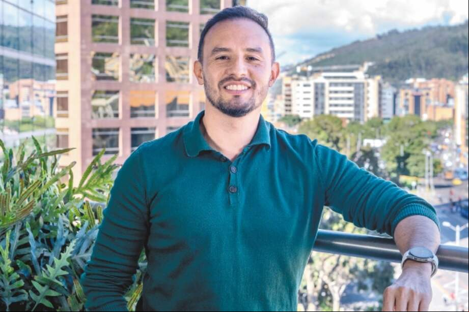 Johan Pinzón aplica el uso de nuevas tecnologías para facilitarle la vida a sus seres queridos desde el hogar.