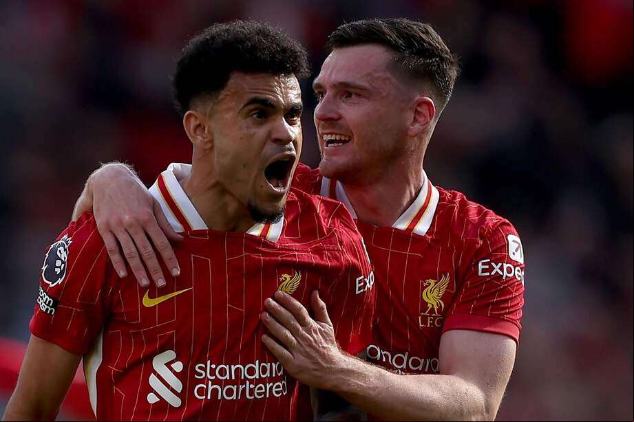 Luis Díaz (izq.) del Liverpool celebra con su compañero Andy Robertson tras anotar el 1-1 durante el partido de la Premier League inglesa entre el Liverpool FC y el Tottenham Hotspur, en Liverpool, Gran Bretaña, el 27 de abril de 2025.