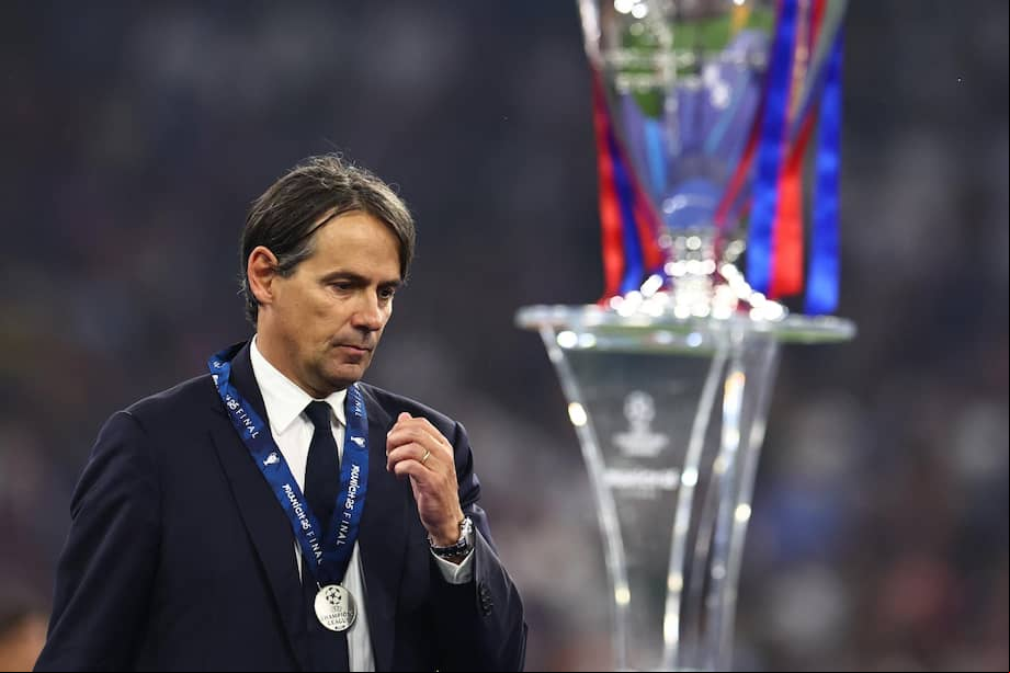 El entrenador del Inter, Simone Inzaghi, camina junto al trofeo después de perder la final de la Liga de Campeones de la UEFA entre el París Saint-Germain y el Internazionale de Milán, en Múnich, Alemania, el 31 de mayo de 2025.