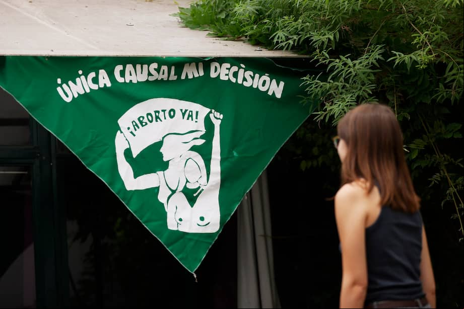 Según una encuesta de Ipsos de 2023, el 54 % de los chilenos cree que el aborto debería ser legal, una cifra cercana al promedio mundial.
