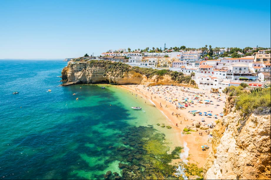 El Algarve, una región de Portugal, es un destino turístico popular por sus playas, acantilados y belleza natural. Además, es un destino económico para los viajeros.