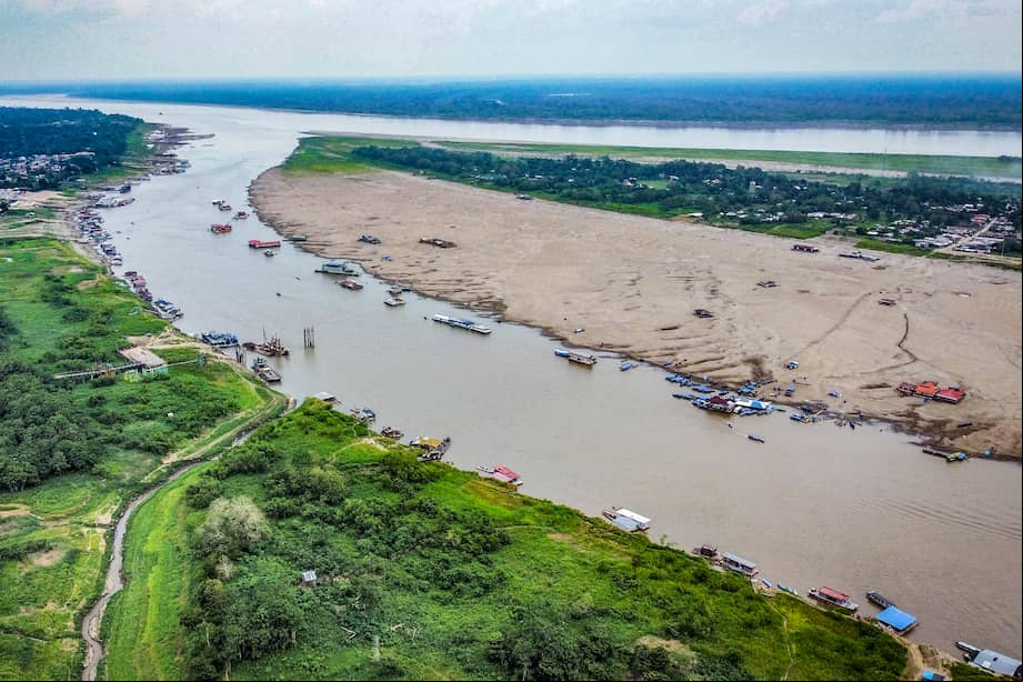Esta vista aérea muestra el bajo nivel del río Amazonas en la ciudad de Leticia, departamento de Amazonas, el 14 de septiembre de 2024. La sequía es una de las preocupaciones alrededor de este proyecto.