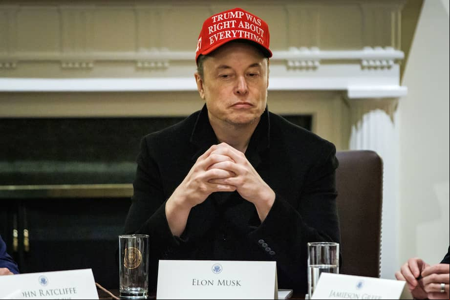Elon Musk dice: “probé ketamina ‘recetada’ hace unos años y lo dije en X, así que esto ni siquiera es noticia. Ayuda para salir de agujeros mentales oscuros, pero no la he tomado desde entonces”, agregó.