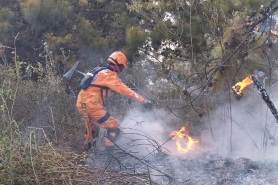 Más de 70 socorristas, entre bomberos, Defensa Civil y Fuerza Aérea, trabajan para controlar el incendio en la zona rural de Pichindé.