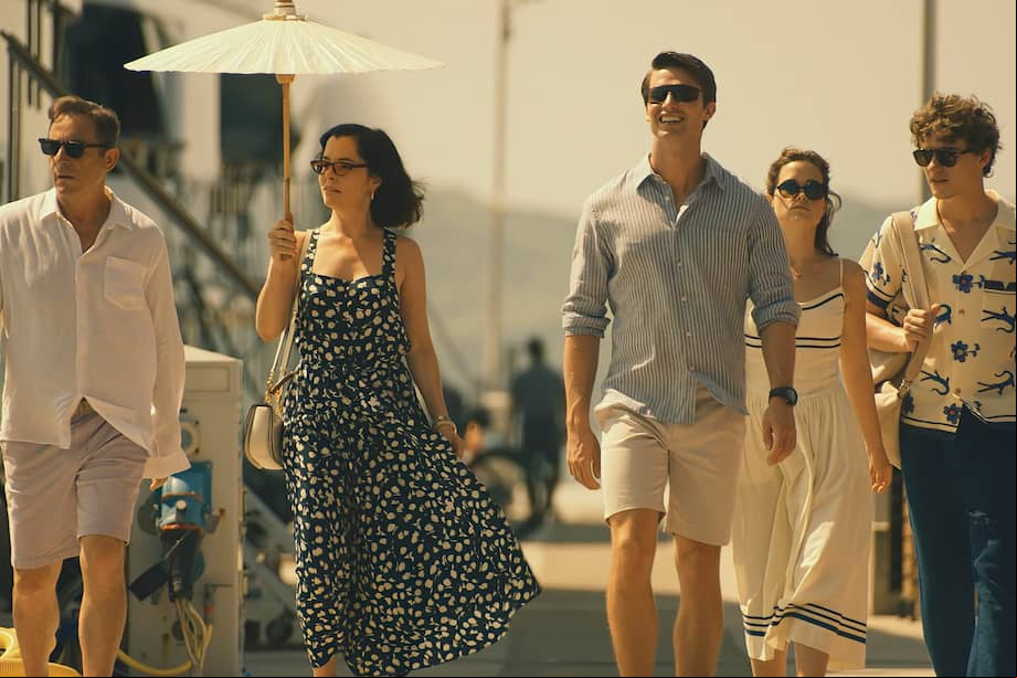 Jason Isaacs, Parker Posey, Patrick Schwarzenegger, Sarah Catherine Hook y Sam Nivola en "The White Lotus".