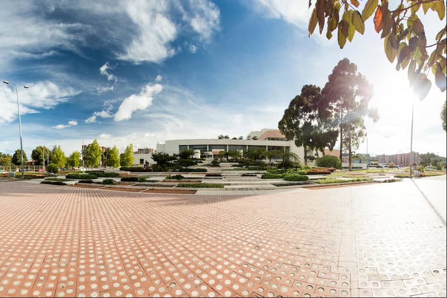 El Centro Cultural Julio Mario Santo Domingo está ubicado en la calle 170#67-51. Lo conforman una biblioteca, un teatro y un parque.