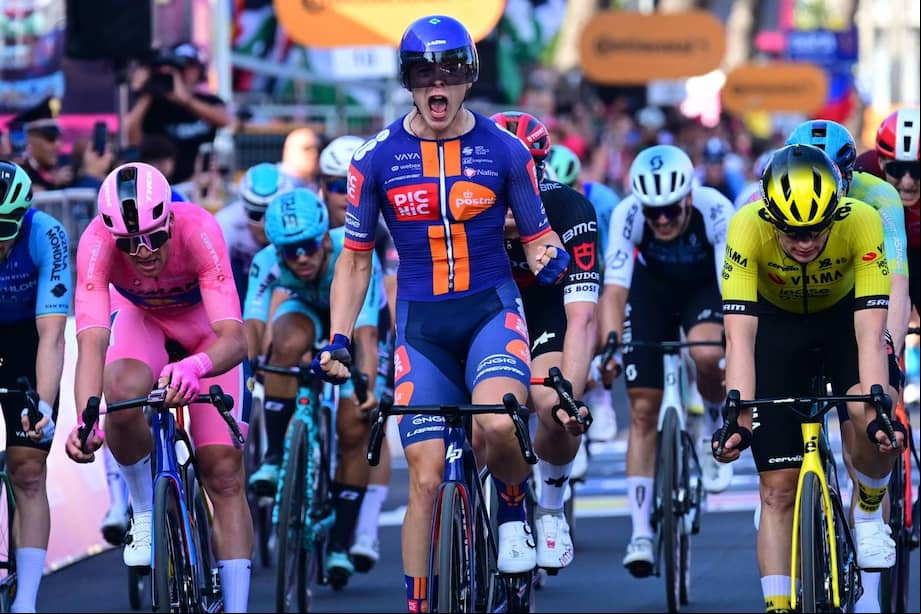 El ciclista neerlandés Casper van Uden del equipo Picnic Postnl celebra tras cruzar la línea de meta y ganar la cuarta etapa del Giro de Italia, un recorrido de 189 km entre Alberobello y Lecce. Alberobello, Italia, 13 de mayo de 2025.