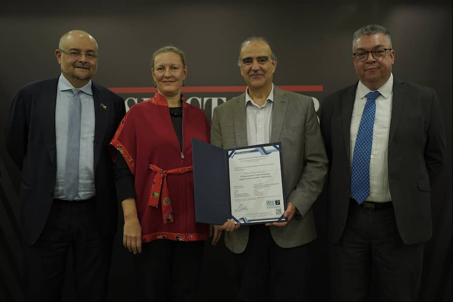 De izquierda a derecha: Gilles Bertrand, embajador de la Unión Europea en Colombia; Helena Storm, embajadora de Suecia; Fidel Cano, director de El Espectador; y Alberto Guevara, gerente general de CDM Certificadora.