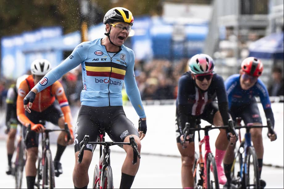 La belga Lotte Kopecky celebra su victoria en el Mundial de Ruta de Ciclismo Zúrich 2024.