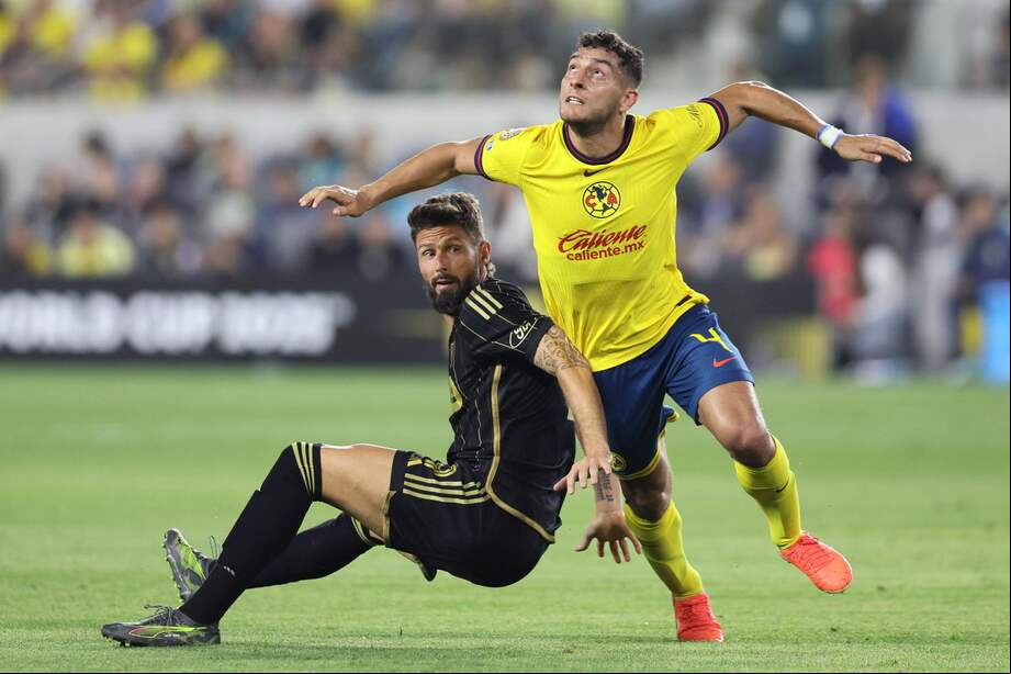 El delantero de Los Angeles FC, Olivier Giroud (izq.), en acción contra el defensor del Club América, Sebastián Cáceres (der.), durante el repechaje de la Copa Mundial de Clubes, en el estadio BMO de EE.UU..