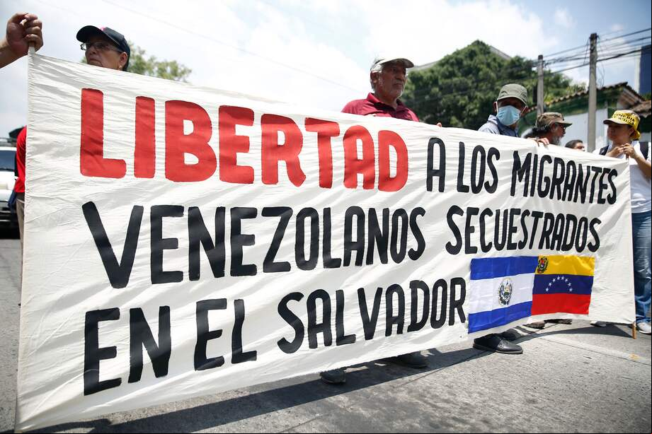 Un grupo protesta con pancartas a favor de los migrantes venezolanos detenidos en San Salvador (El Salvador).
