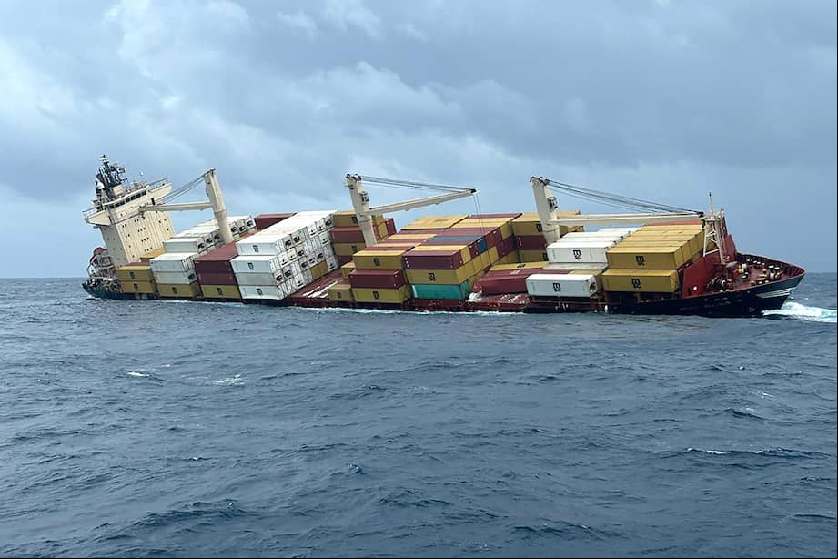 Un buque portacontenedores con bandera liberiana, que transportaba carga peligrosa, se hundió frente a la costa sur de Kerala, en la India, informó la Armada el 25 de mayo, tras rescatar sanos y salvos a los 24 tripulantes.