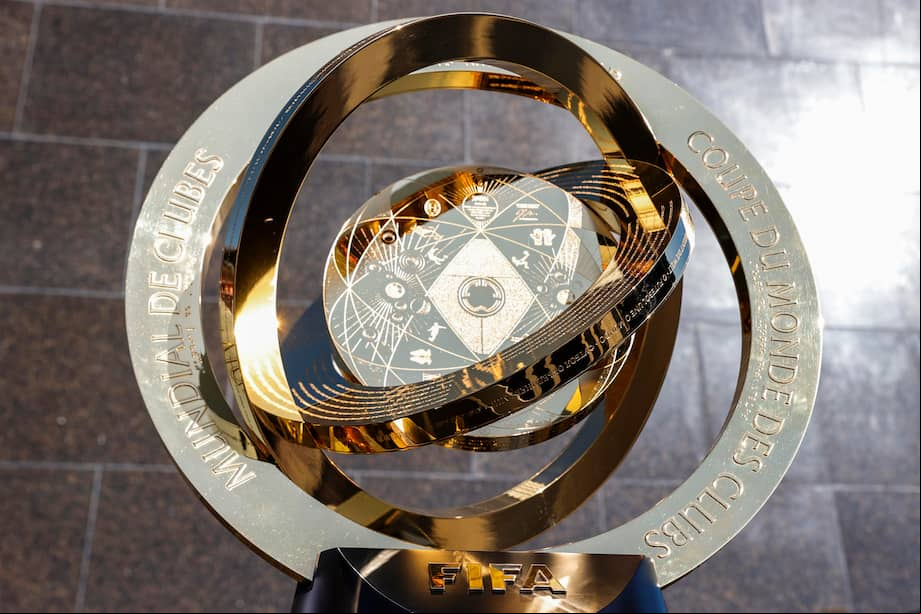 Fotografía que muestra el trofeo de la Copa Mundial de Clubes de la FIFA en el Monumento al Cristo Redentor este miércoles, en Río de Janeiro (Brasil). La gira del trofeo pasará por las ciudades de los clubes participantes en la competición, que se disputará entre el 15 de junio y el 13 de julio en Estados Unidos.