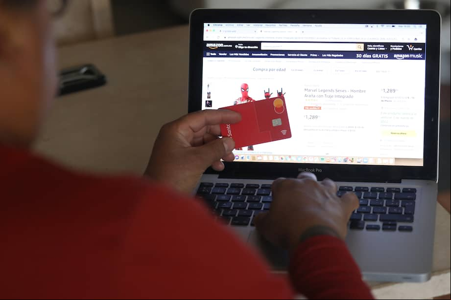 MEX6992. CIUDAD DE MÉXICO (MÉXICO), 05/12/2024.- Fotografía del 18 de enero de 2024, de una persona realizando una compra por internet con una tarjeta bancaria, en Ciudad de México (México). El 85 % de los consumidores en América Latina tiene preferencia por la autenticación biométrica en lugar de contraseñas tradicionales para transacciones en línea, según investigaciones de Mastercard, empresa que introducirá en la región el Payment key, un servicio que acelerará los pagos en línea seguros para los compradores. EFE/ Sáshenka Gutiérrez ARCHIVO