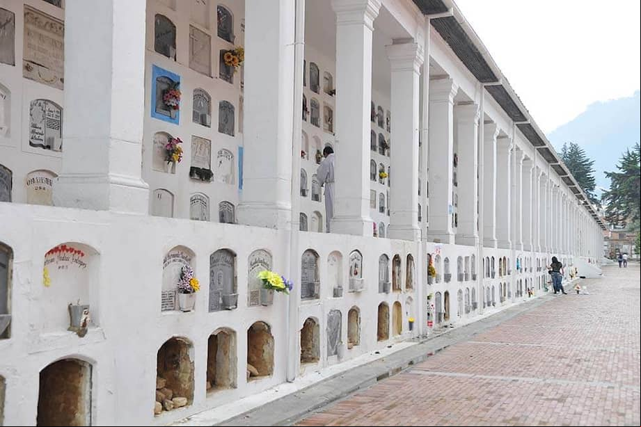 Según el Ministerio del Interior, en 426 cementerios de todo el país hay 26.395 cuerpos de personas no identificadas. / Archivo - El Espectador.