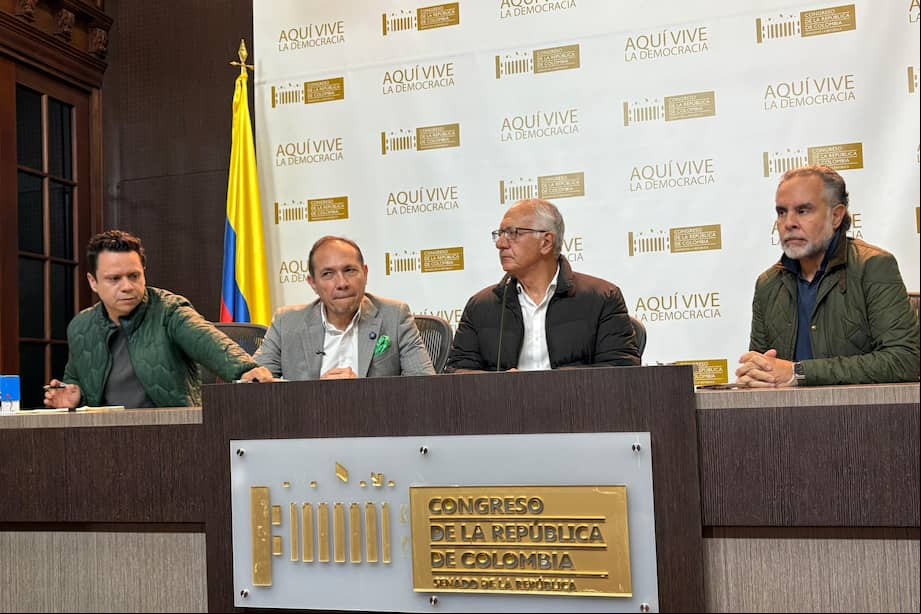 Los ministros Armando Benedetti (Interior), Antonio Sanguino (Trabajo) y Guillermo Alfonso Jaramillo (Salud) presentaron el proyecto.