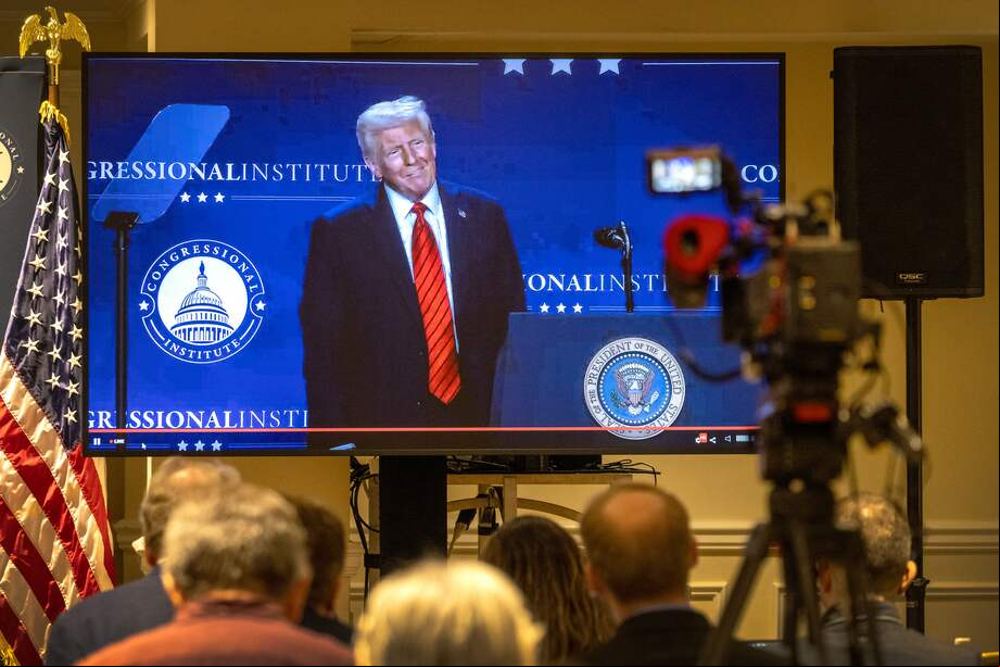 de los medios de comunicación observan al presidente estadounidense Donald J. Trump pronunciar un discurso en una pantalla de televisión desde la sala de prensa durante la Conferencia de Asuntos Republicanos de 2025 en el resort Trump National Doral en Miami, Florida, EE.UU., el 27 de enero de 2025.