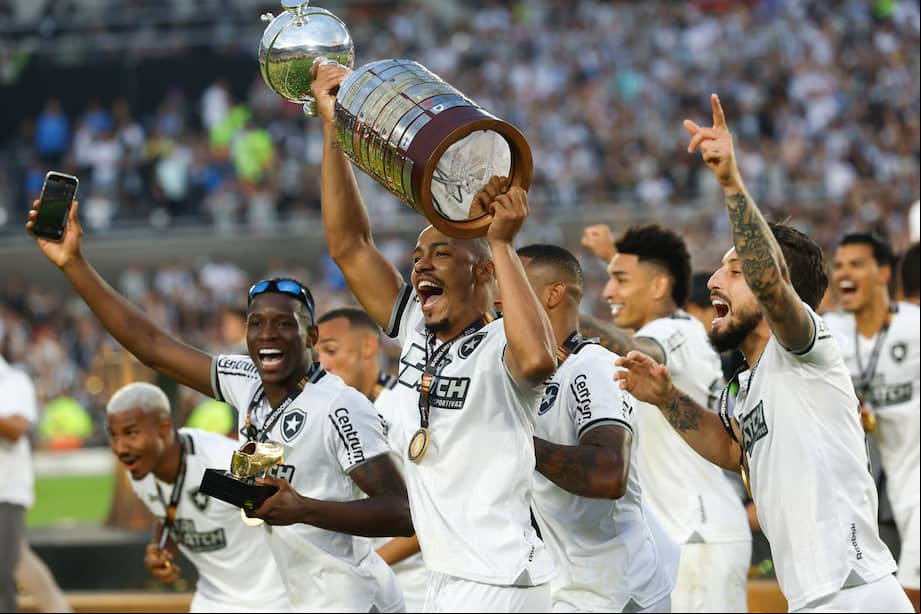 Jugadores de Botafogo celebran con el trofeo, al ganar la Copa Libertadores ante Atlético Mineiro, en el estadio Más Monumental en Buenos Aires (Argentina). EFE/ Antonio Lacerda