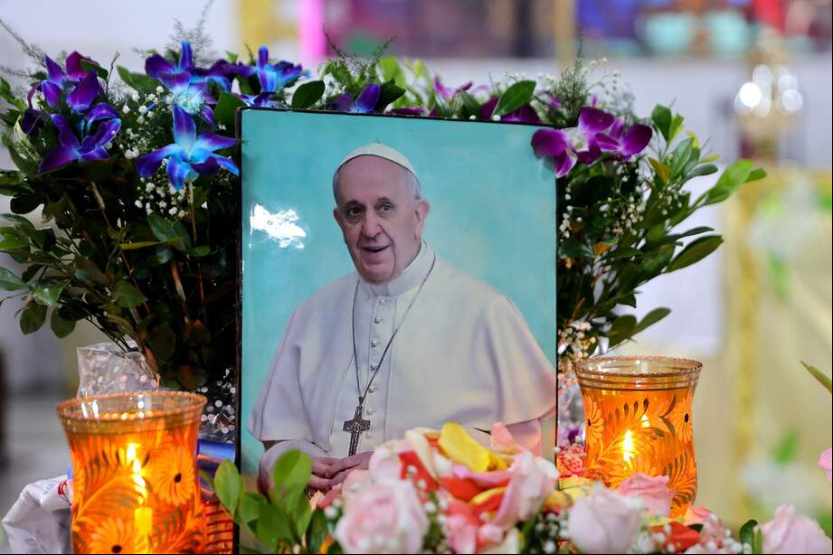El papa Francisco deja un legado de apertura e inclusión hacia la población LGBTQ+, marcando un cambio significativo en la postura y aproximación de la Iglesia católica hacia los temas de diversidad.