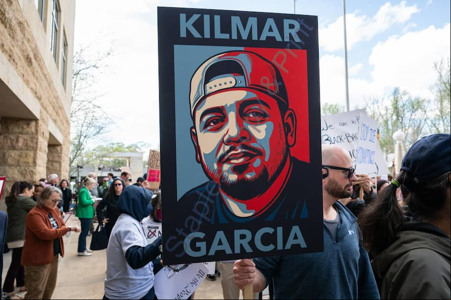 Kilmar Ábrego, deportado "por error", vuelve a EE. UU. tras meses detenido en El Salvador.