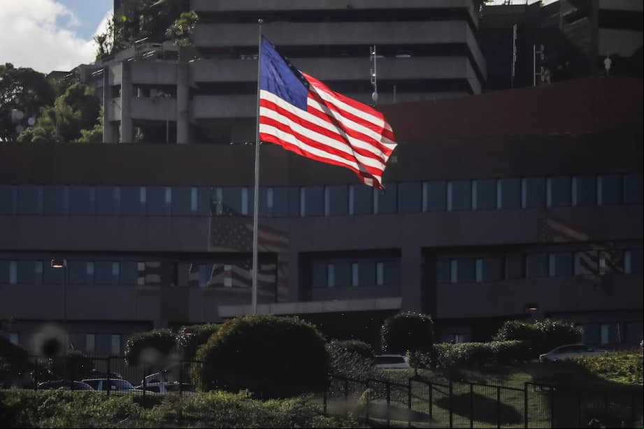Fotografía de archivo fechada el 24 de enero del 2019 de una bandera de Estados Unidos en la sede de su embajada en Caracas antes de retirar a los últimos diplomáticos estadounidenses el 14 de marzo de ese mismo año.