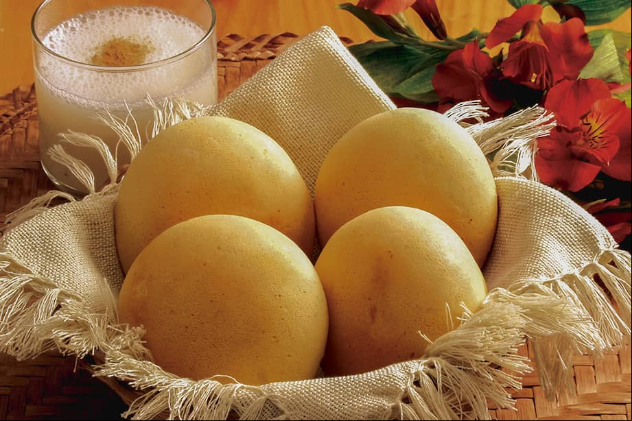 Uno de los ingredientes principales del pandebono es el queso picado salado.