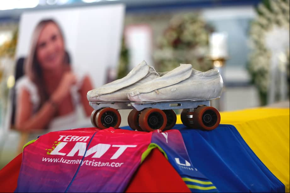 Los patines y uniforme de la expatinadora colombiana Luz Mery Tristán, durante su velorio en Cali (Colombia).
