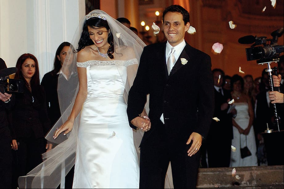Marc Anthony se casó con Dayanara Torres, Miss Universo 1993. Tuvieron 2 bodas, en 2000 en Las Vegas y en 2002 en San Juan. Tuvieron 2 hijos y se separaron oficialmente en 2004.