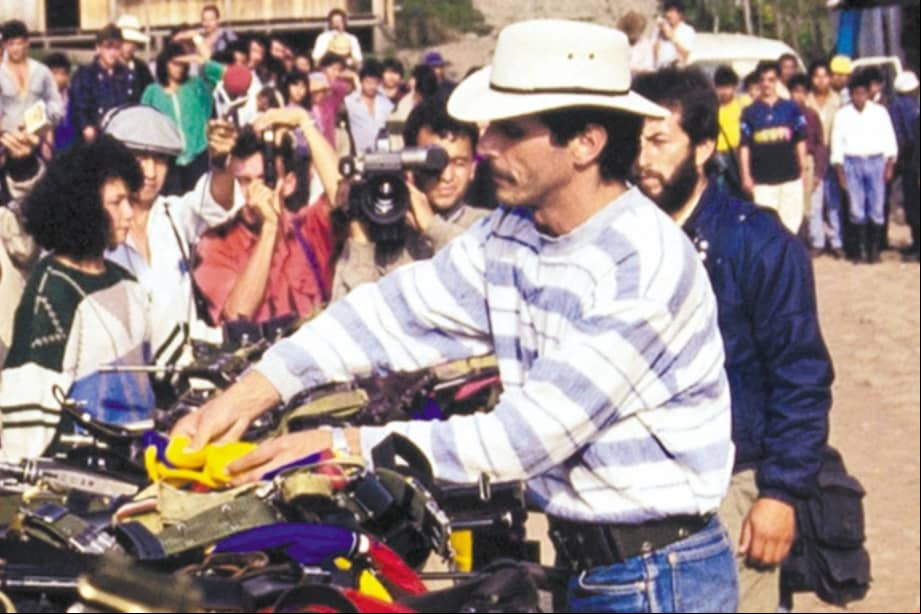 Carlos Pizarro Leongómez fue retratado mientras entregaba su revólver en Santo Domingo, corregimiento de Toribio, Cauca.
