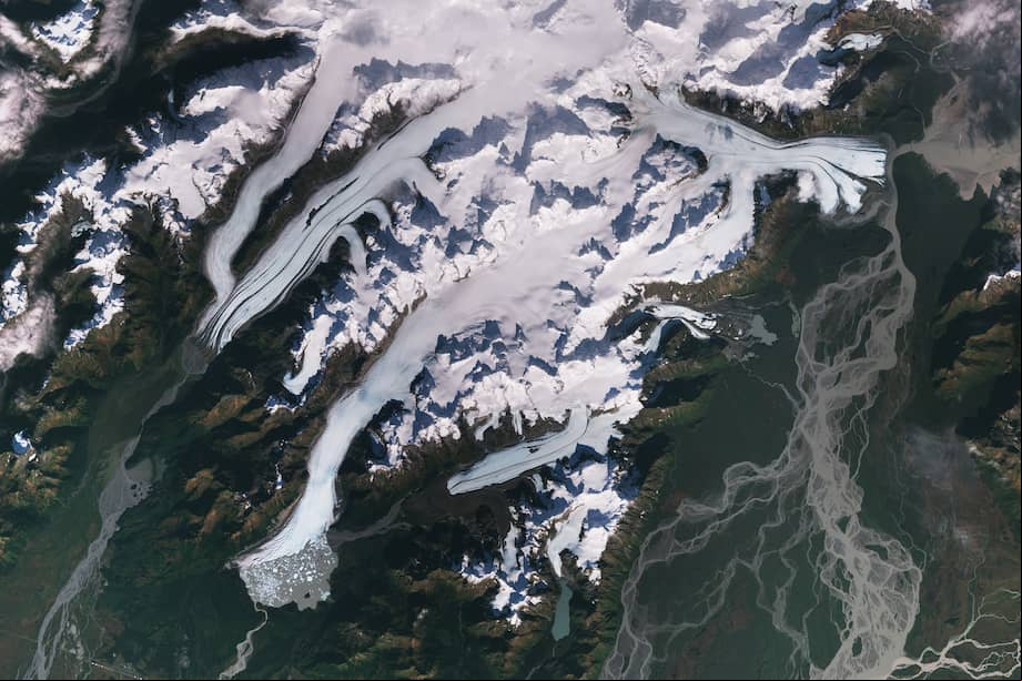 Imagen de referencia. Deshielo de los glaciares Scott (izquierda), Sheridan (centro) y Childs (derecha). Este fenómeno agota los recursos regionales de agua dulce y acelera el aumento del nivel del mar.