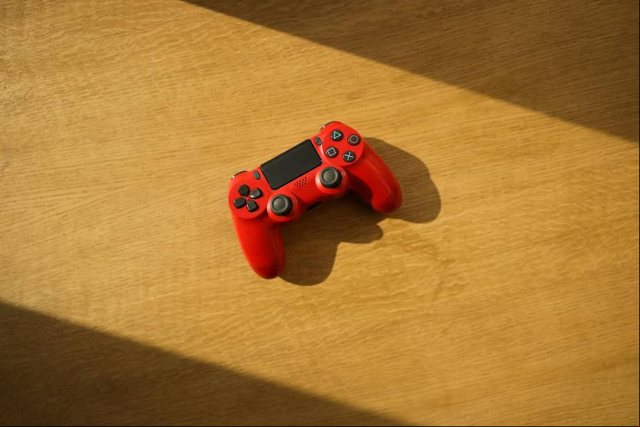 Este es un Dual Shock 4, mando de PS4, una consola estrenada por primera vez hace casi 12 años, pero con la cual se sigue jugando hasta hoy.