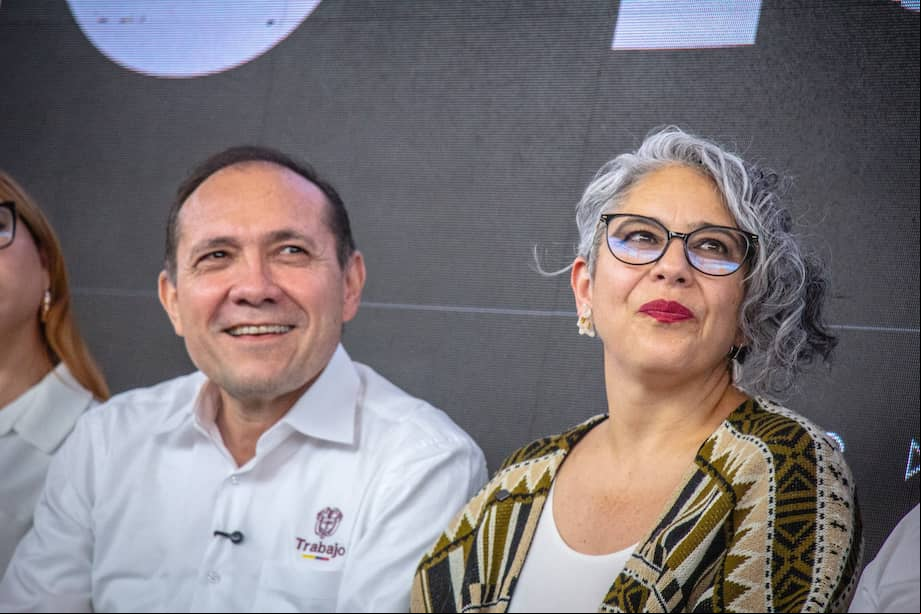 Ministro de Trabajo y senadora María José Pizarro en instalación de cabildos por la consulta popular.